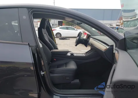 2024 Tesla Model Y Long Range Dual Motor All-Wheel Drive z USA, uszkodzony, nr VIN 7SAYGDEE9RF071449